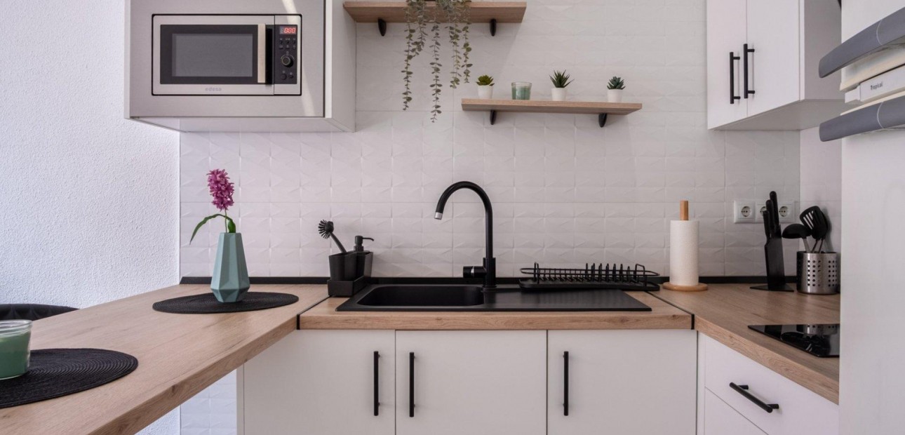 Herverkoop - Studio -
Torrevieja - Estacion de autobuses