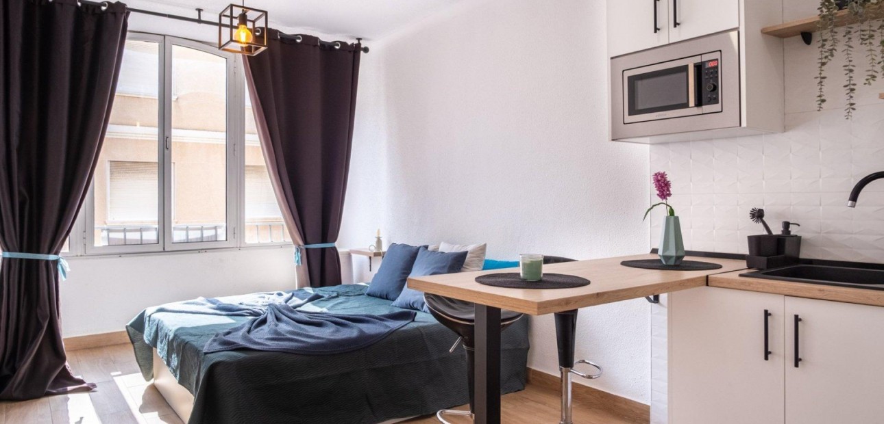 Herverkoop - Studio -
Torrevieja - Estacion de autobuses