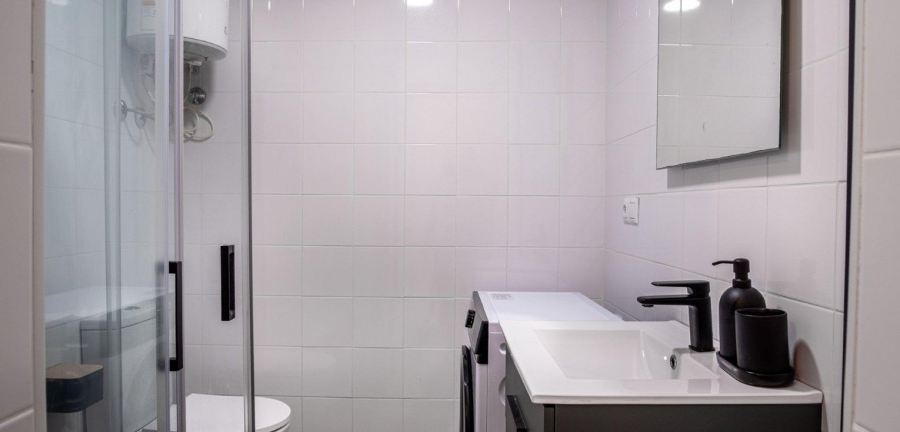 Herverkoop - Studio -
Torrevieja - Estacion de autobuses