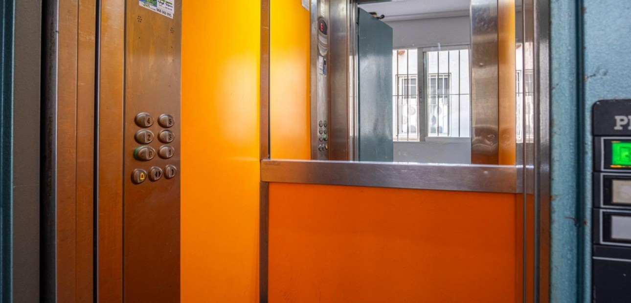 Herverkoop - Studio -
Torrevieja - Estacion de autobuses