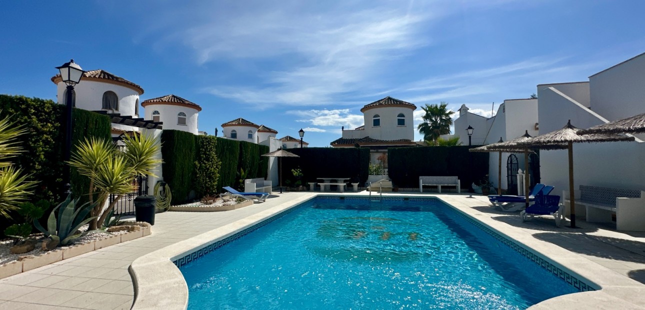 Venta - Villa -
Guardamar del Segura - El Raso