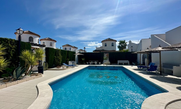 Venta - Villa -
Guardamar del Segura - El Raso