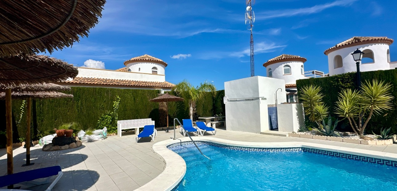 Venta - Villa -
Guardamar del Segura - El Raso