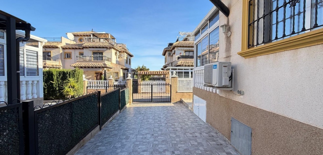 Venta - Terraced house -
Orihuela Costa - Lomas de Cabo Roig-Los Dolses