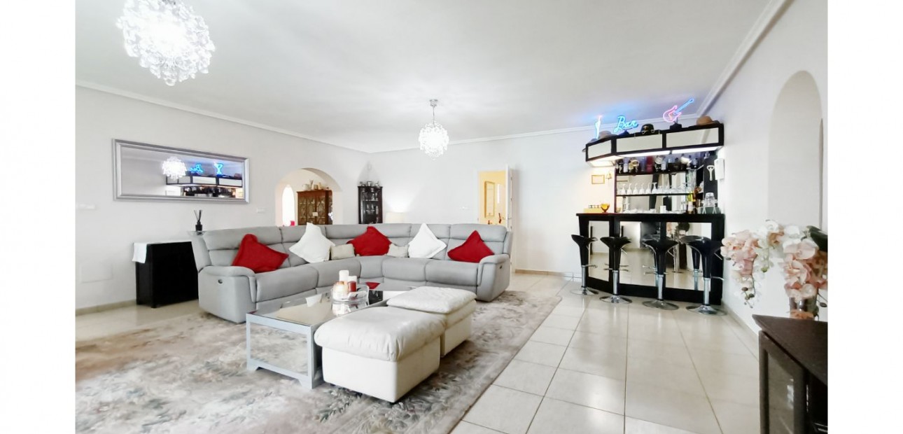 Herverkoop - Detached Villa -
Gea Y Truyols