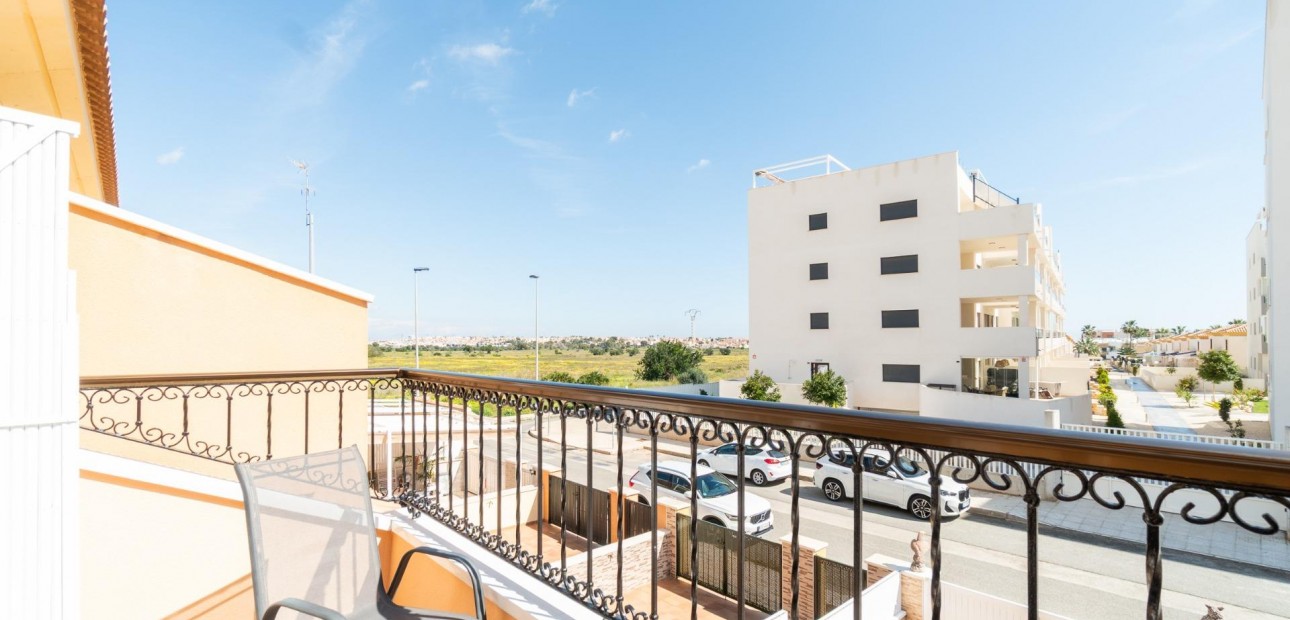 Venta - Terraced house -
Orihuela Costa - Villamartin