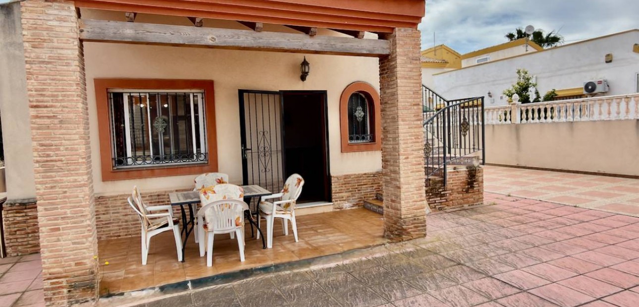 Sale - Villa -
El Raso