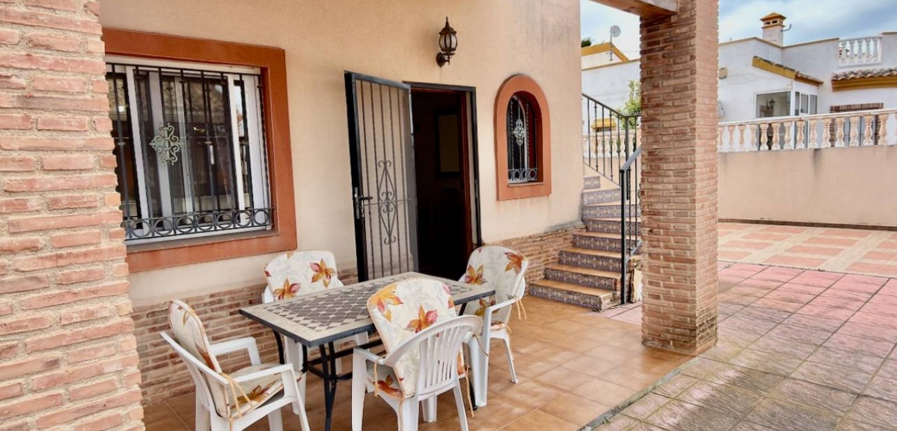 Sale - Villa -
El Raso