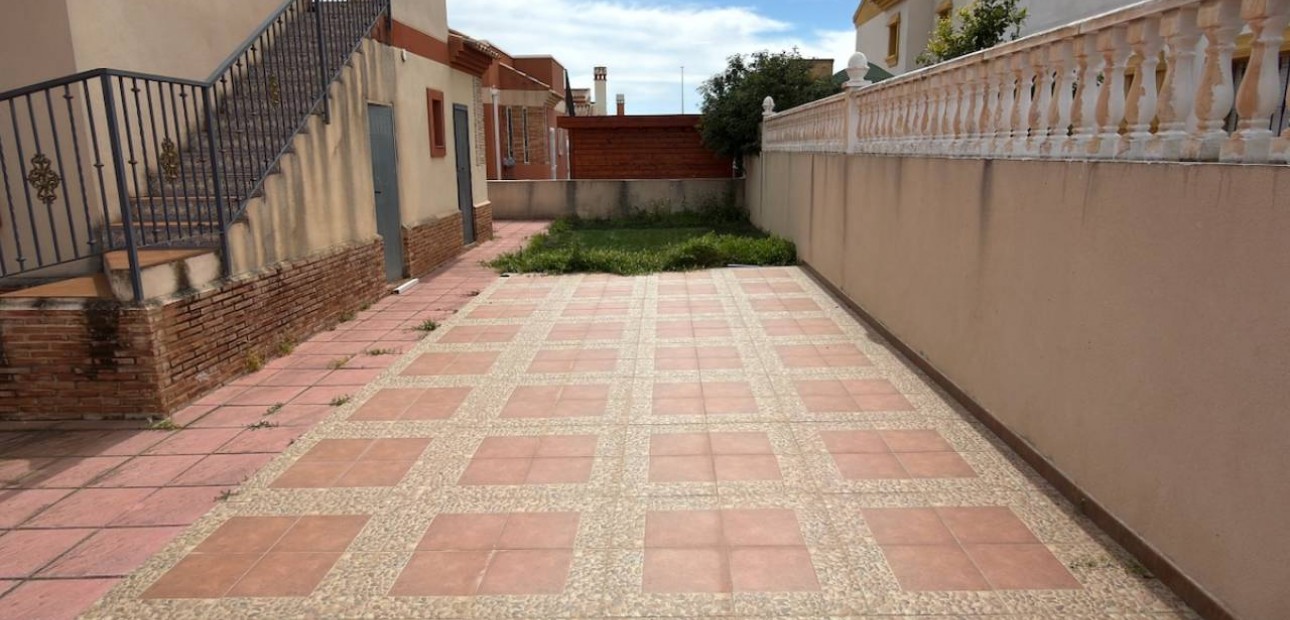 Sale - Villa -
El Raso