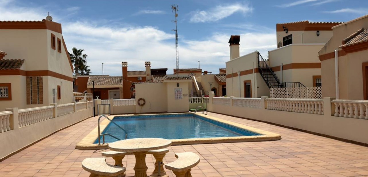 Sale - Villa -
El Raso