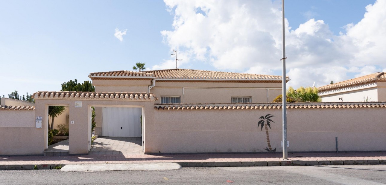 Herverkoop - Villa -
Orihuela Costa - Playa Flamenca