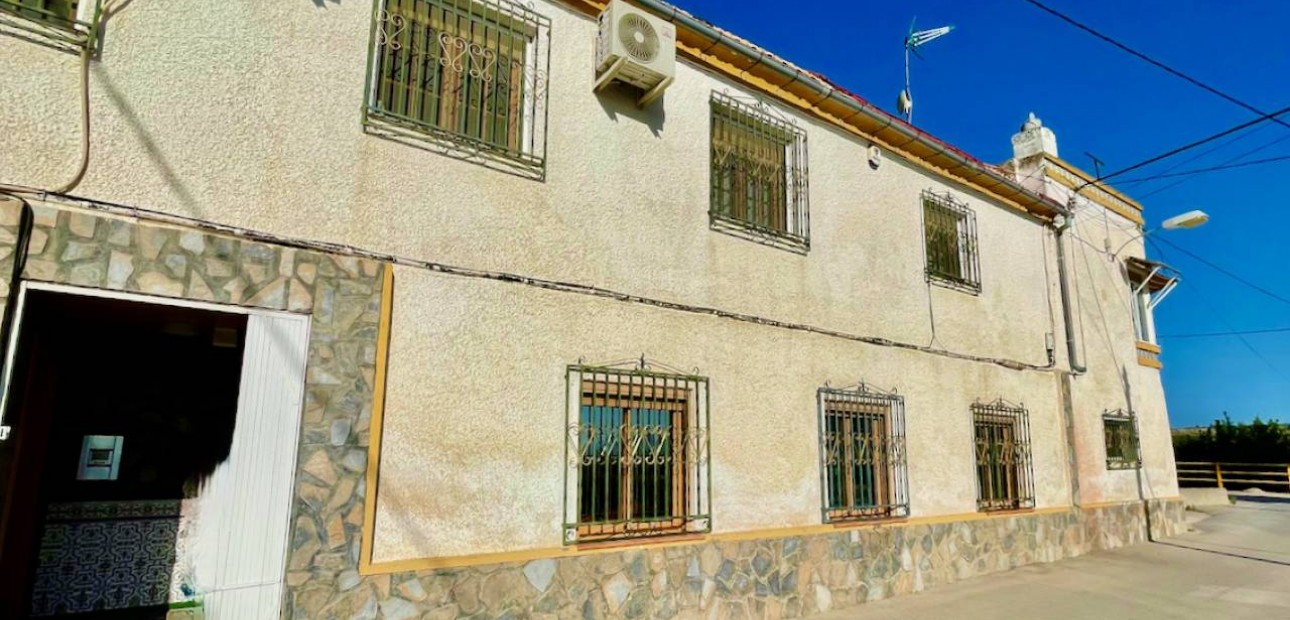 Herverkoop - Villa -
Orihuela