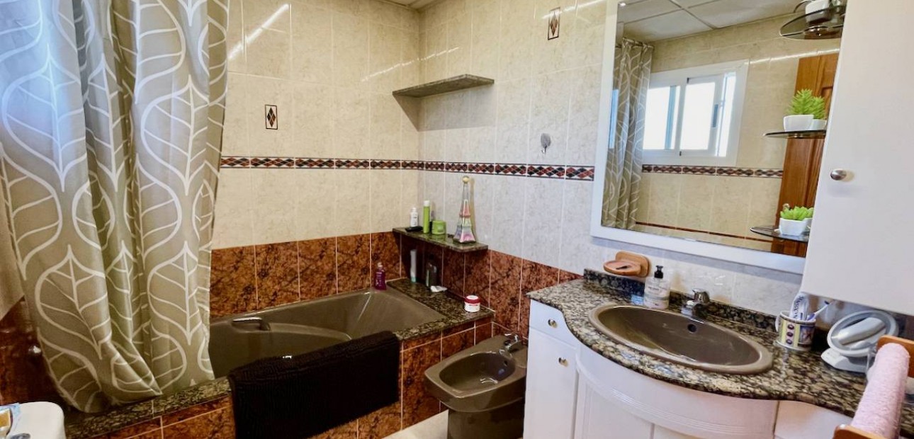 Herverkoop - Villa -
Orihuela