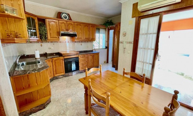 Herverkoop - Villa -
Orihuela