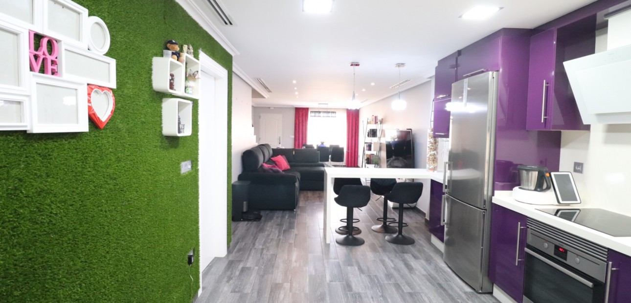 Sale - Townhouse -
Redovan - Redovan - Town