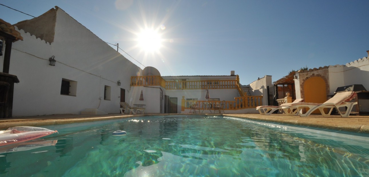 Herverkoop - Country Property -
Pinoso - Pinoso - Town