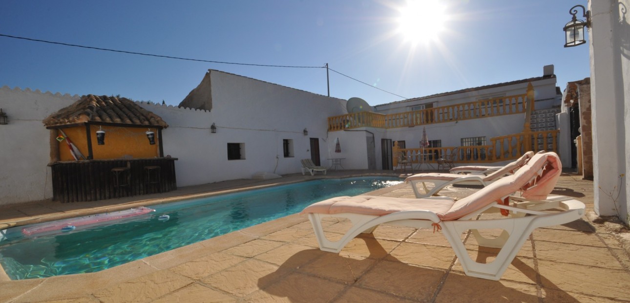 Herverkoop - Country Property -
Pinoso - Pinoso - Town