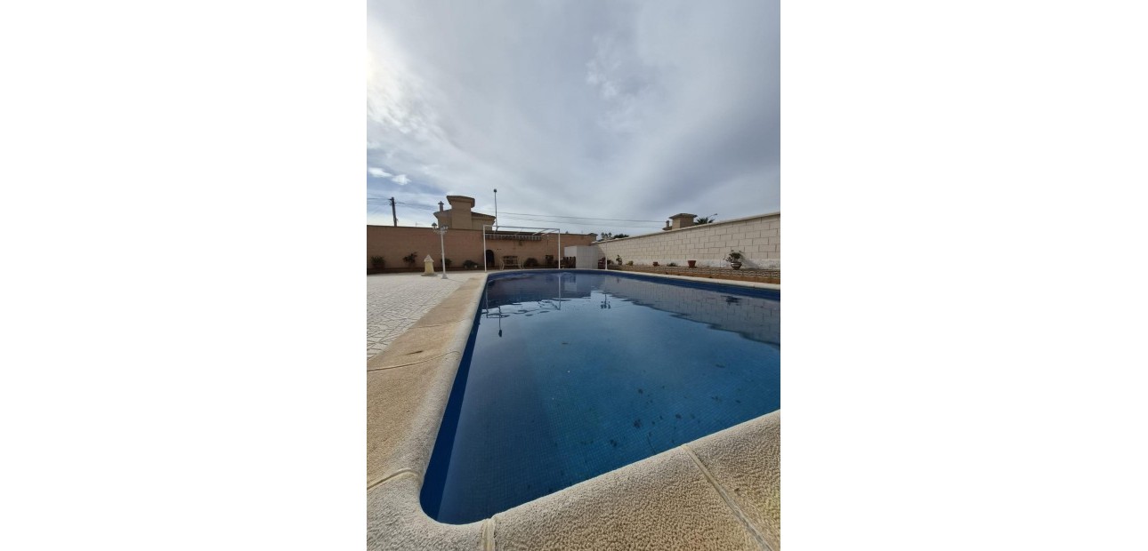 Herverkoop - Villa -
Torrevieja - El chaparral