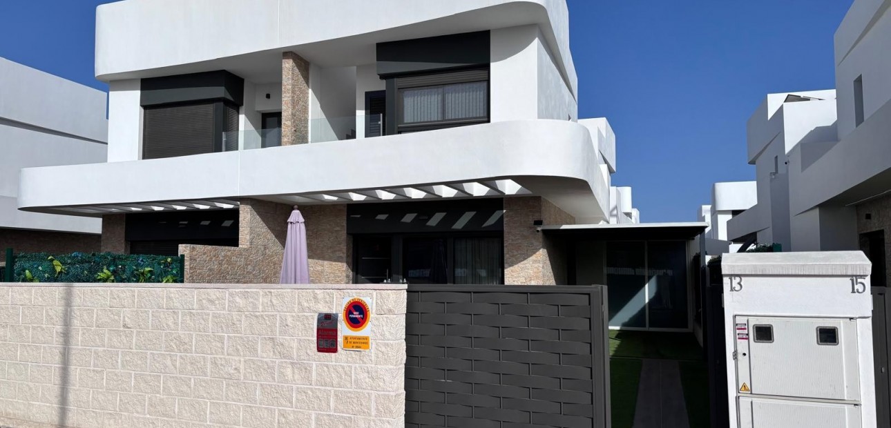 Herverkoop - Semi Detached Villa -
Los Montesinos - La Herada