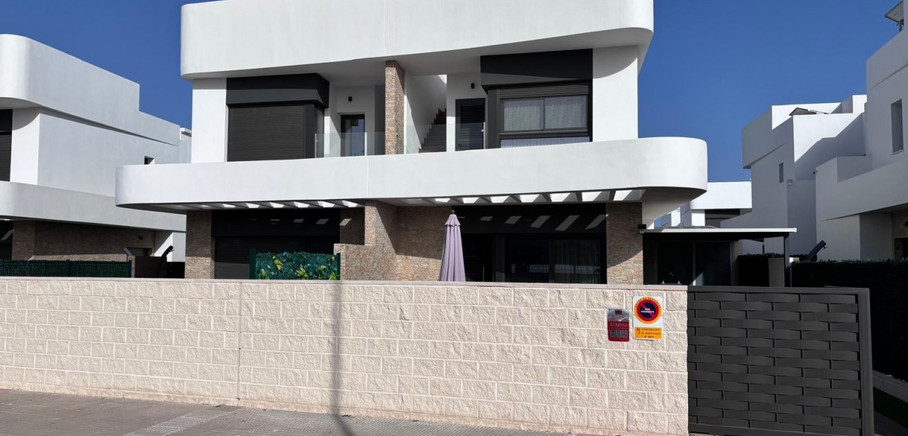 Herverkoop - Semi Detached Villa -
Los Montesinos - La Herada