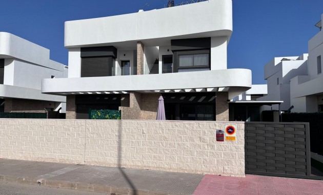 Herverkoop - Semi Detached Villa -
Los Montesinos - La Herada