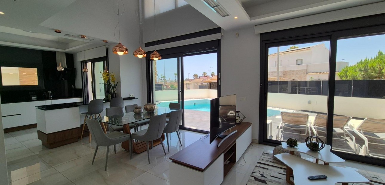 Herverkoop - Villa -
Torrevieja - Torreblanca
