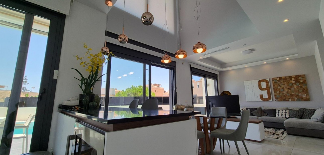 Herverkoop - Villa -
Torrevieja - Torreblanca