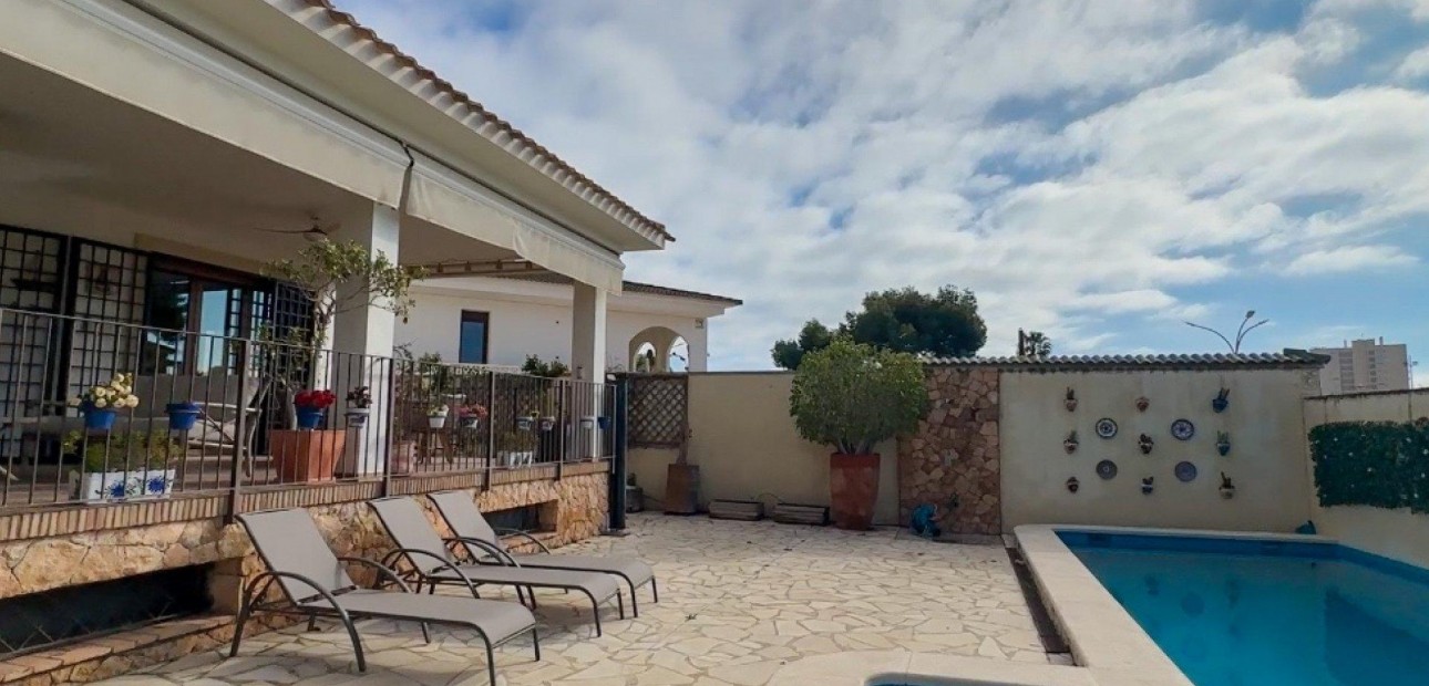 Herverkoop - Villa -
Orihuela Costa - Campoamor