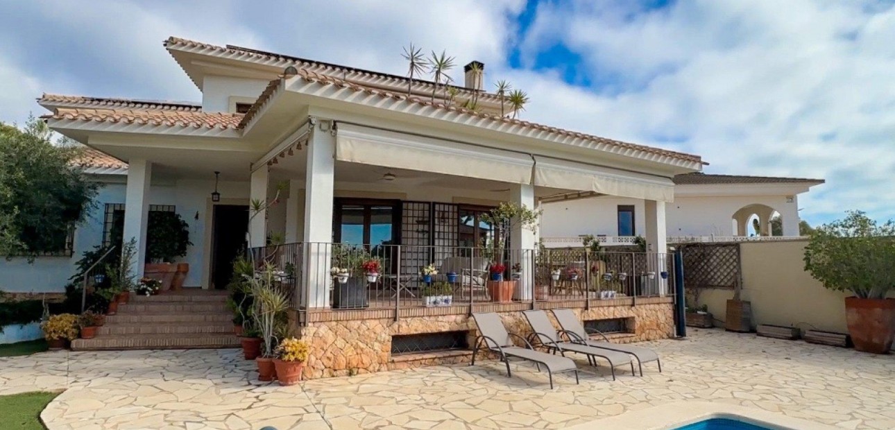 Herverkoop - Villa -
Orihuela Costa - Campoamor