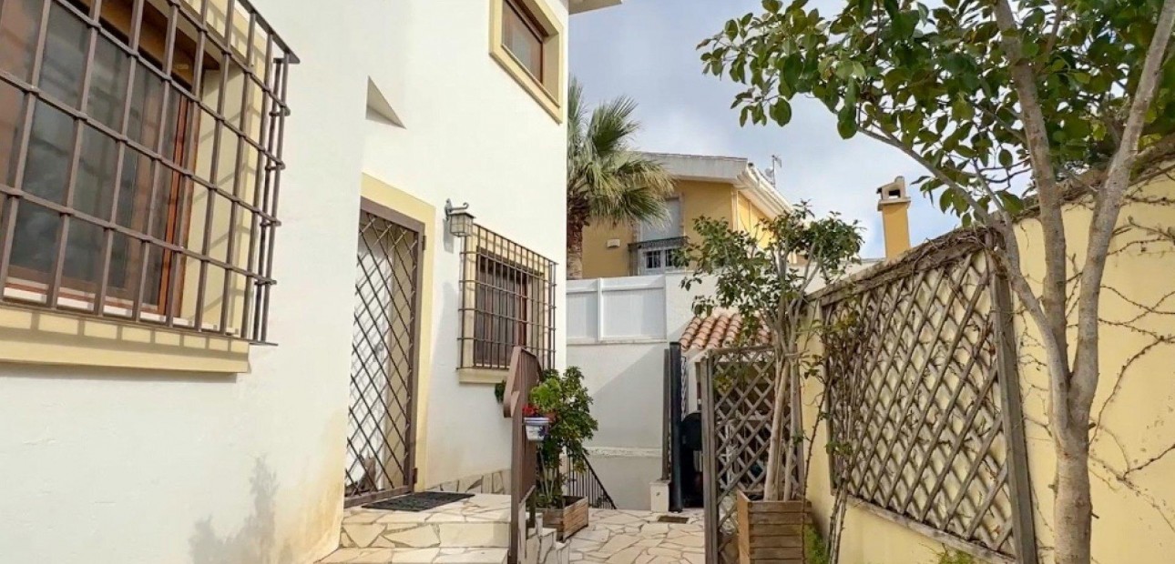 Herverkoop - Villa -
Orihuela Costa - Campoamor