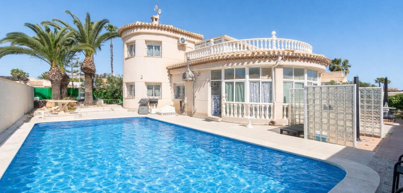 Herverkoop - Villa -
Orihuela Costa - La Zenia