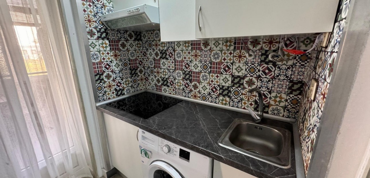 Herverkoop - Studio -
Torrevieja - Estacion de autobuses