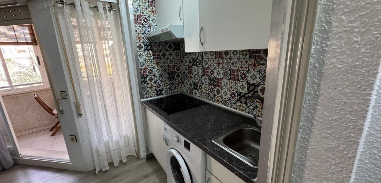 Herverkoop - Studio -
Torrevieja - Estacion de autobuses