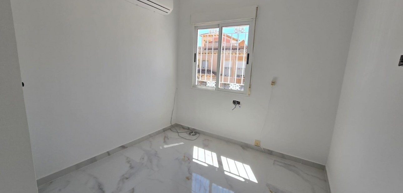 Herverkoop - duplex -
Torrevieja - Torretas