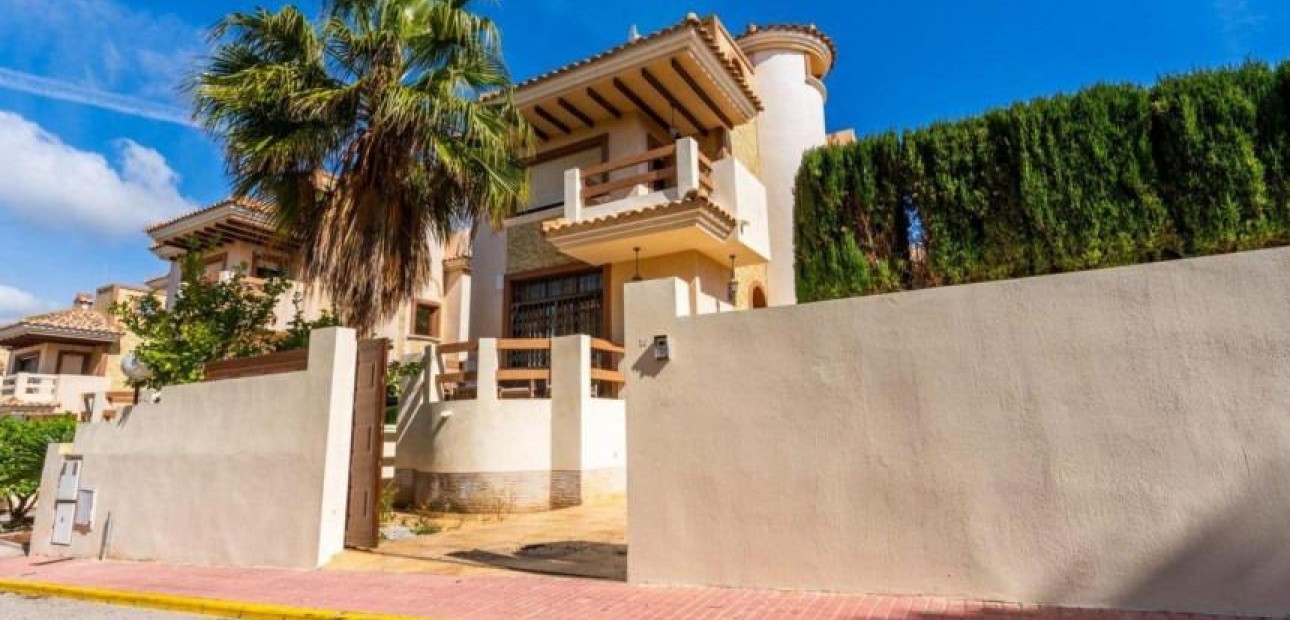 Herverkoop - Villa -
Orihuela Costa - PAU 8