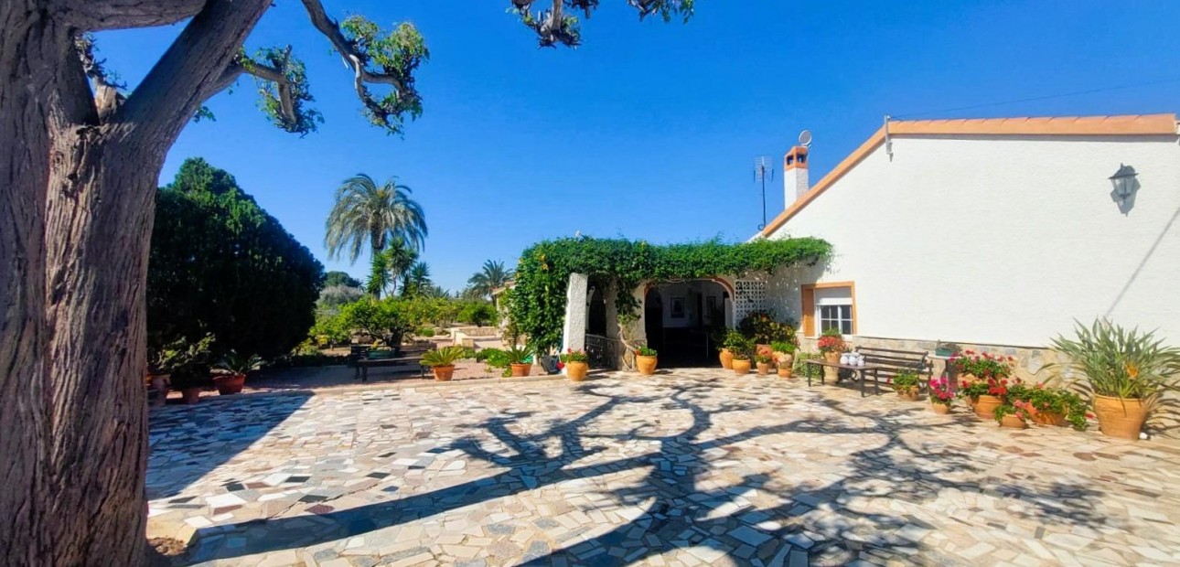 Sale - Masia -
La marina - La Marina