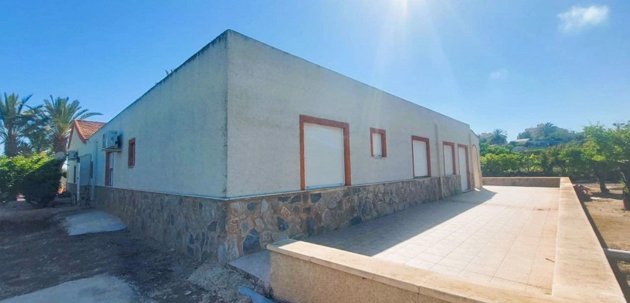 Sale - Masia -
La marina - La Marina