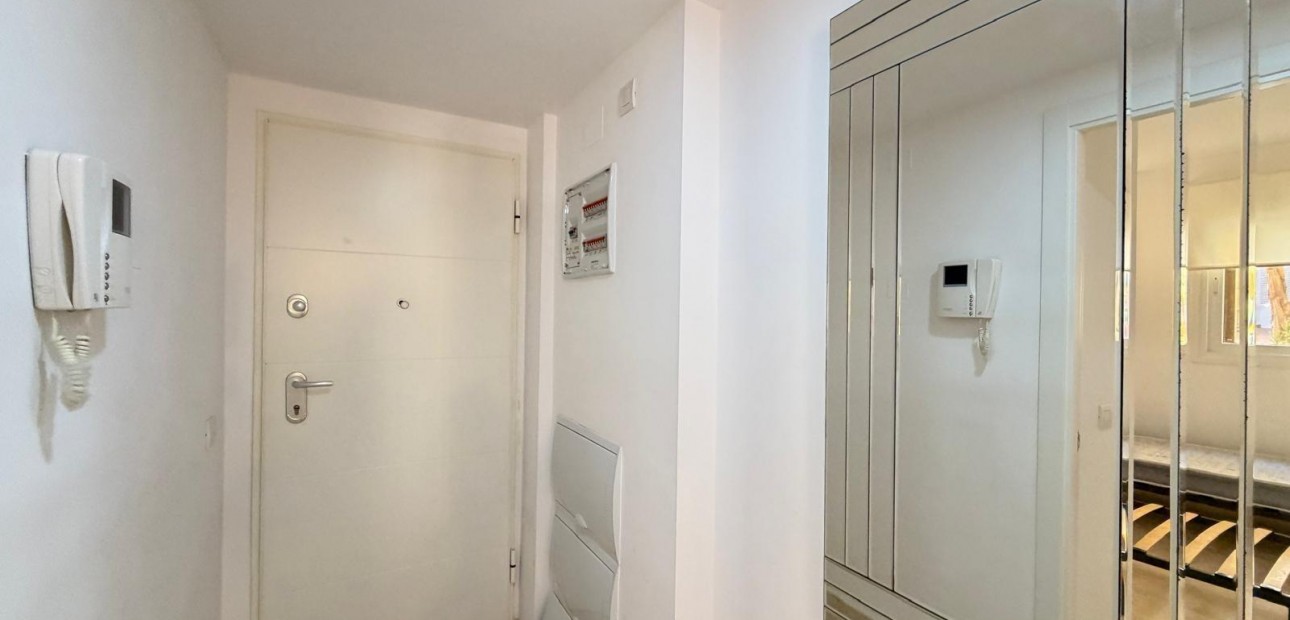 Sale - Apartment / flat -
Torrevieja - Punta prima