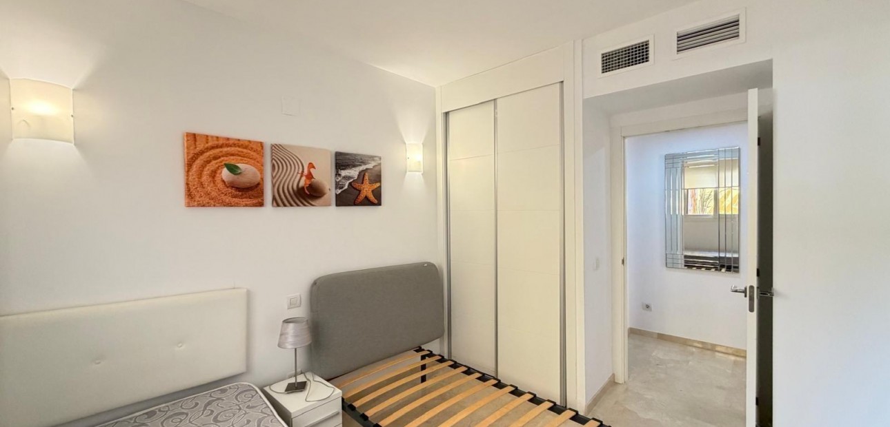 Sale - Apartment / flat -
Torrevieja - Punta prima