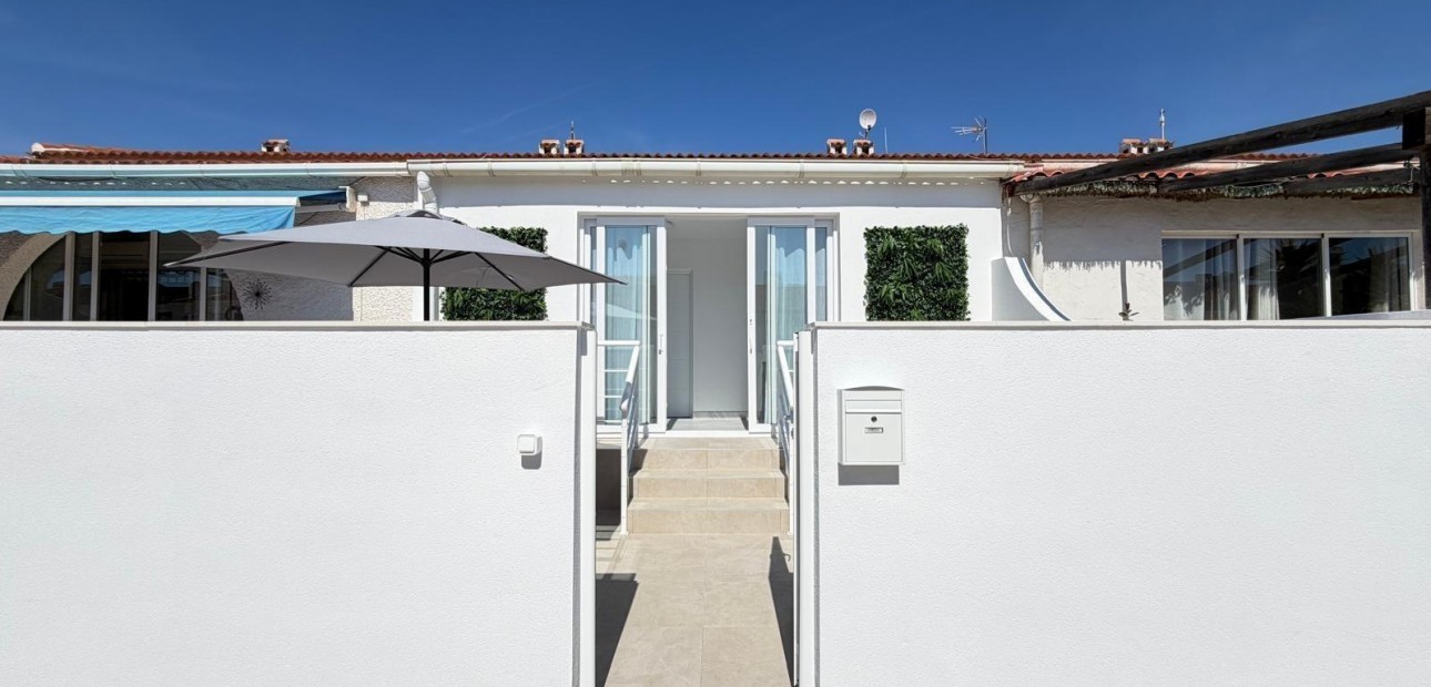Sale - Terraced house -
Torrevieja - La Siesta - El Salado - Torreta