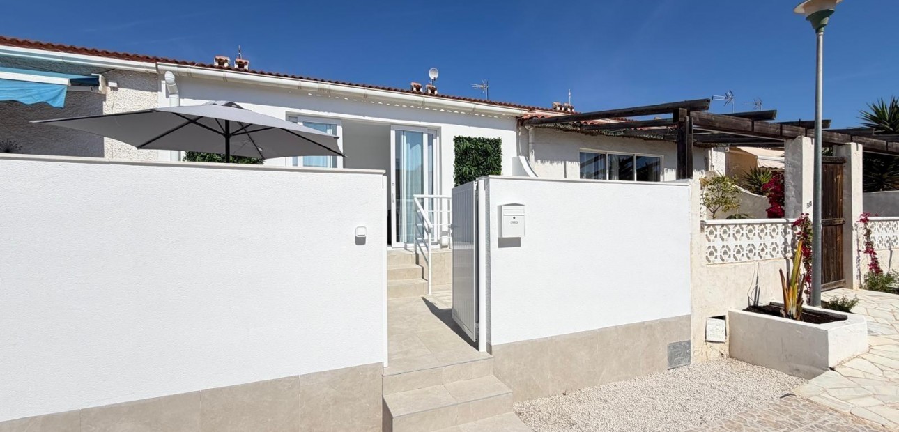 Sale - Terraced house -
Torrevieja - La Siesta - El Salado - Torreta