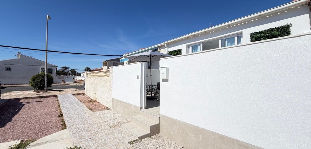 Sale - Terraced house -
Torrevieja - La Siesta - El Salado - Torreta