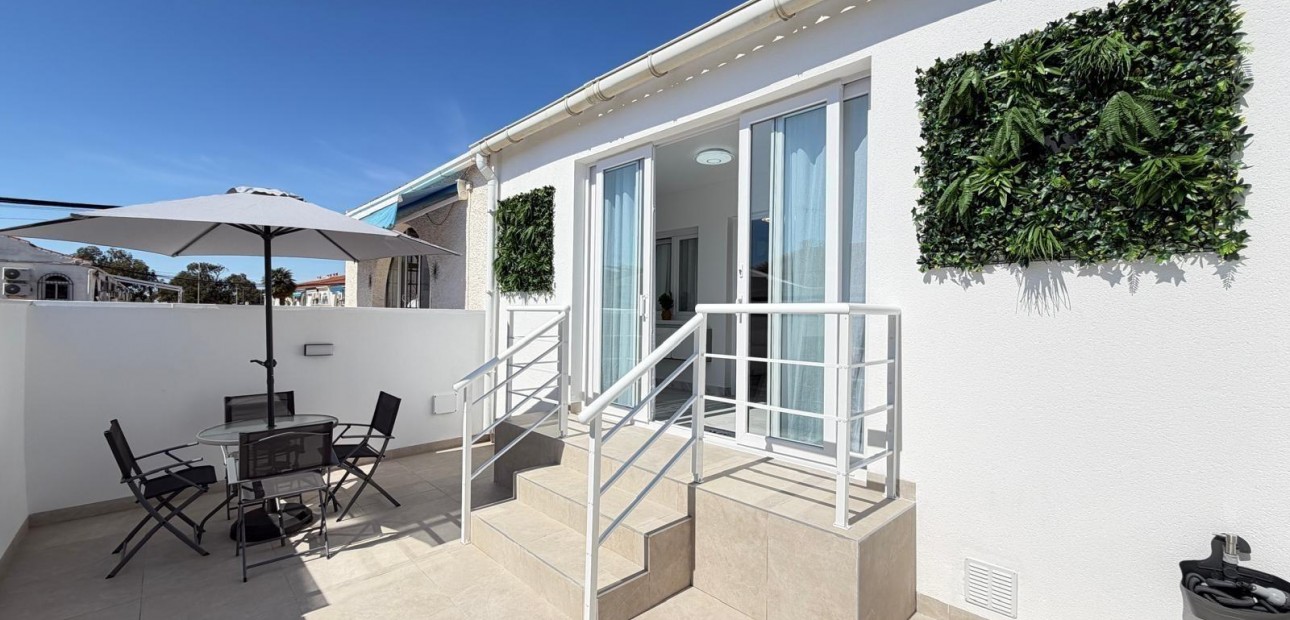 Sale - Terraced house -
Torrevieja - La Siesta - El Salado - Torreta