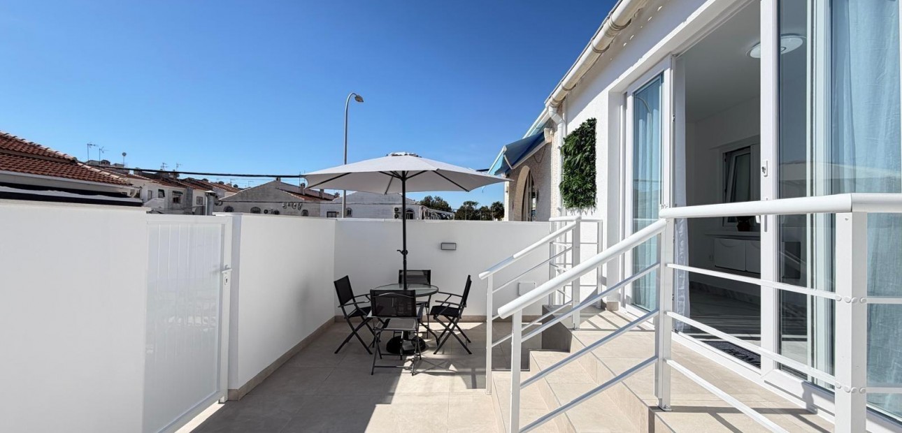 Sale - Terraced house -
Torrevieja - La Siesta - El Salado - Torreta
