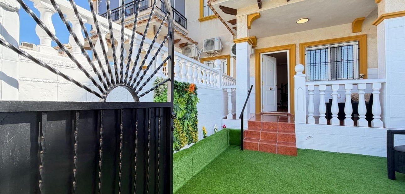 Sale - Terraced house -
Orihuela Costa - Rocio del Mar