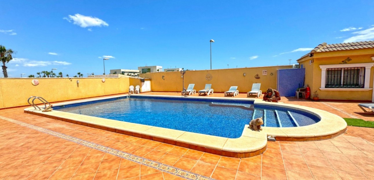 Sale - Detached Villa -
Torrevieja - Los Balcones - Los Altos del Edén