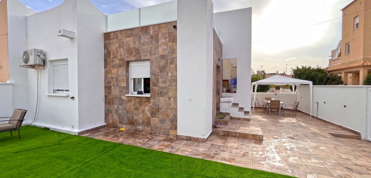 Sale - Bungalow -
Orihuela Costa - Playa Flamenca