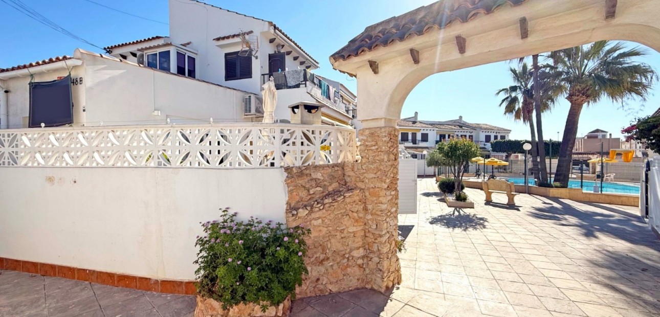 Sale - Bungalow -
Torrevieja - Torrelamata - La Mata
