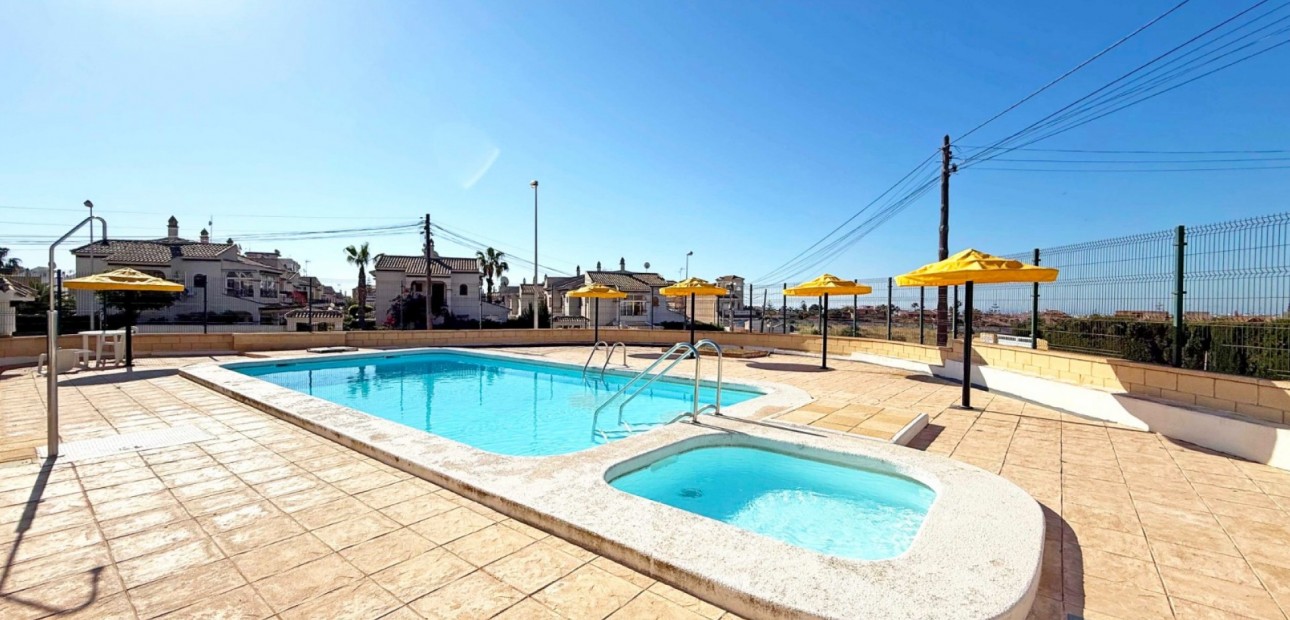 Sale - Bungalow -
Torrevieja - Torrelamata - La Mata