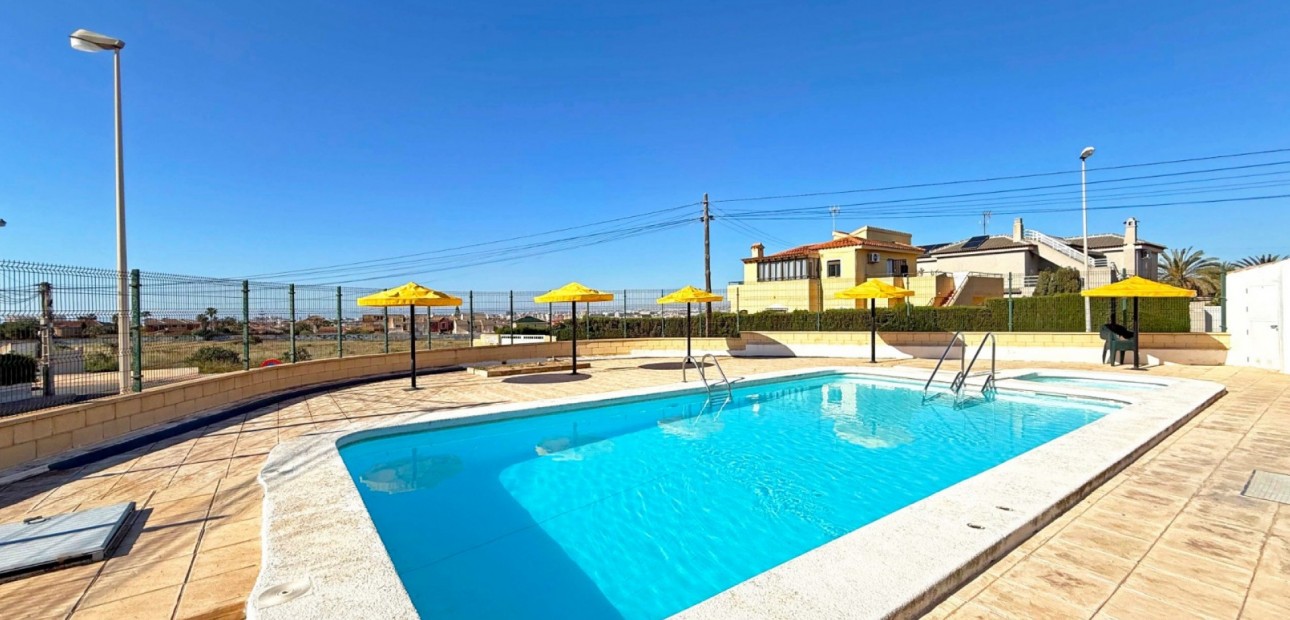 Sale - Bungalow -
Torrevieja - Torrelamata - La Mata